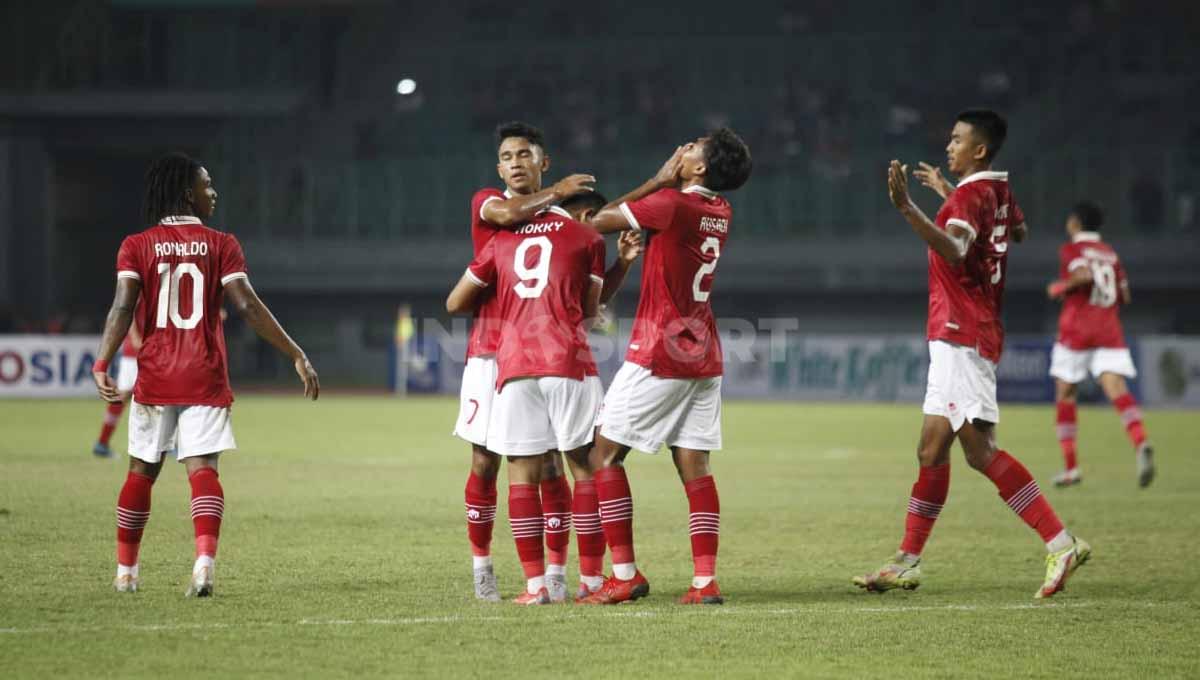 Selebrasi para pemain Timnas Indonesia U-19 usai mencetak gol ke gawang Brunai Darussalam pada laga kedua Piala AFF U-19 di Stadion Patriot, Senin (04/07/22).