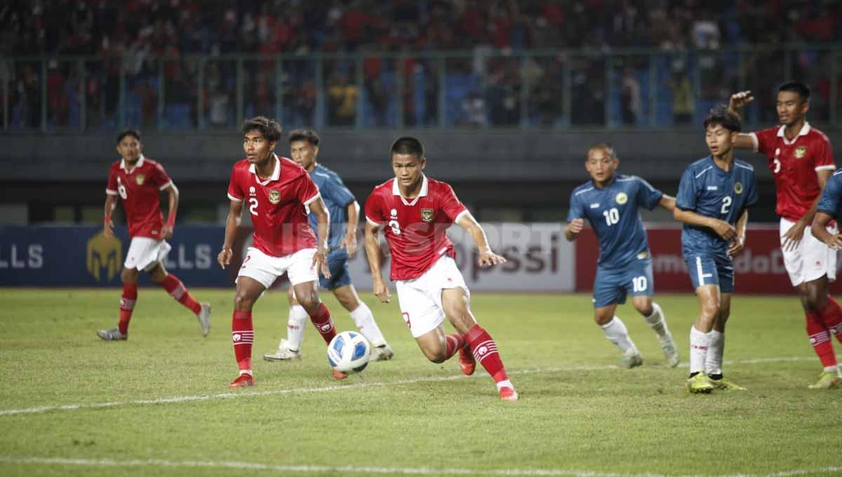 Striker Timnas Indonesia U-19, Hokky Caraka mencoba memanfaatkan peluang di depan gawang Brunai Darussalam pada laga kedua Piala AFF U-19 di Stadion Patriot, Senin (04/07/22).