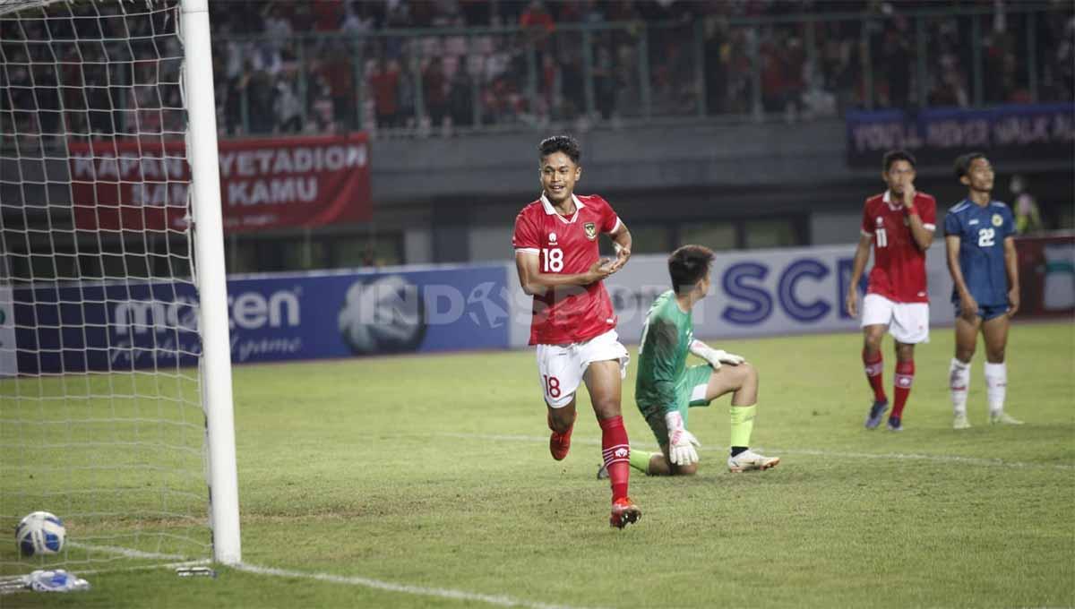 Selebrasi striker Timnas Indonesia U-19, Alfriyanto Nico usai mencetak gol ke gawang Brunai Darussalam pada laga kedua Piala AFF U-19 di Stadion Patriot, Senin (04/07/22).