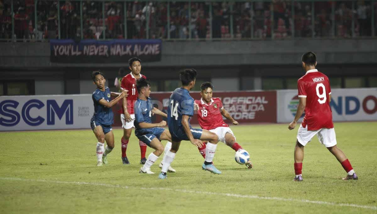 Proses gol yang dicetak striker Timnas Indonesia U-19, Alfriyanto Nico ke gawang Brunai Darussalam pada laga kedua Piala AFF U-19 di Stadion Patriot, Senin (04/07/22).