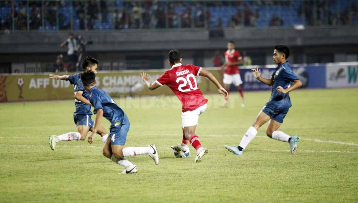 Aksi pemain Timnas Indonesia U-19, Razzaa Fachrezi yang ingin melewati hadangan tiga bek Brunai Darussalam pada laga kedua Piala AFF U-19 di Stadion Patriot, Senin (04/07/22).