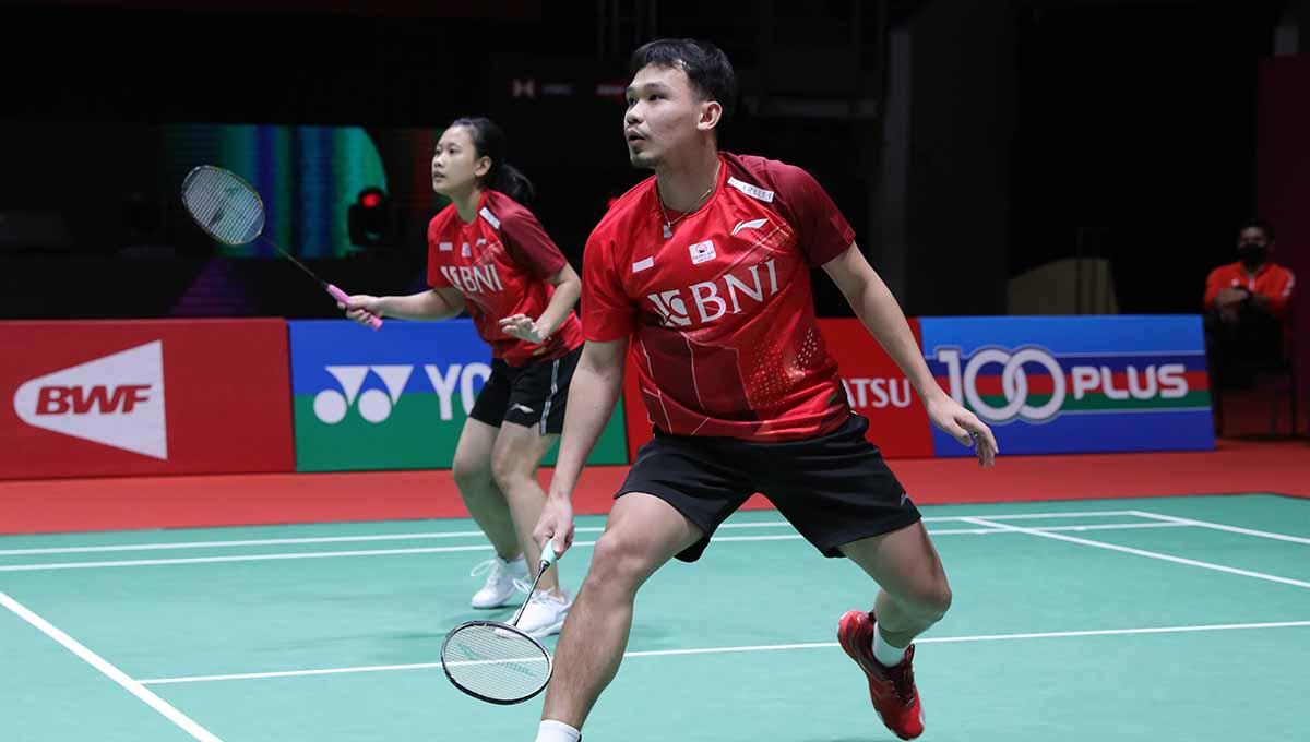 Pasangan ganda campuran Indonesia Rinov Rivaldy/Pitha Haningtyas Mentari di laga Malaysia Open 2022. Foto: PBSI