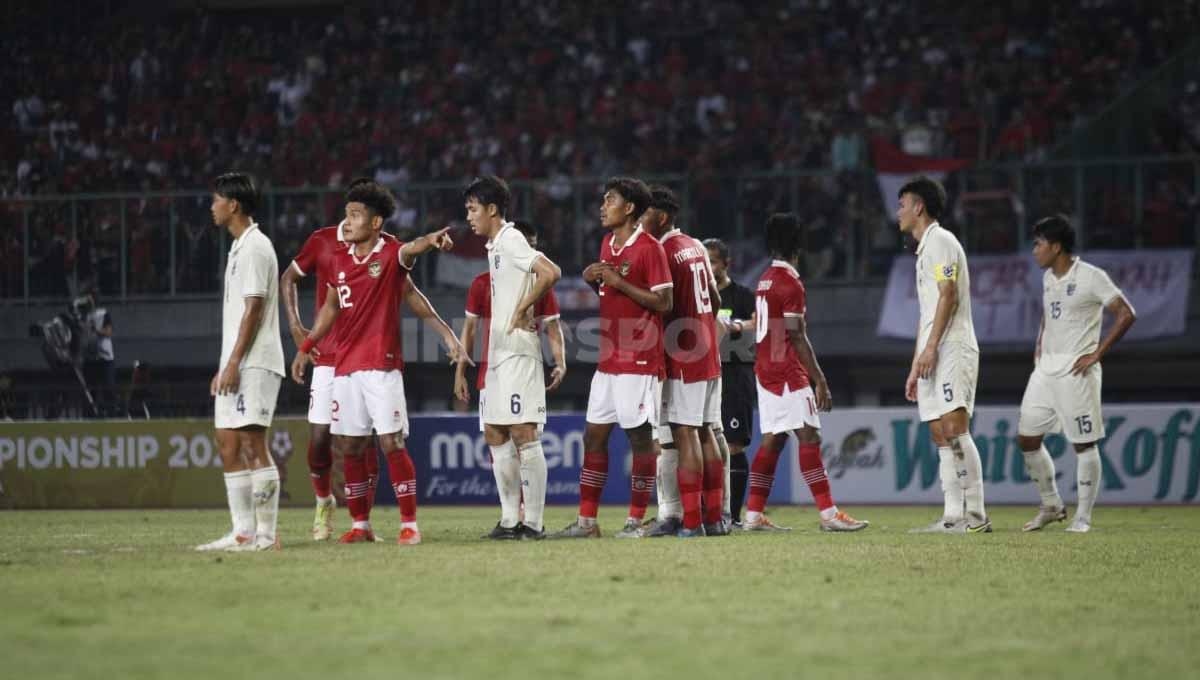 Timnas Indonesia U-19 saat menghadapi Thailand U-19 Piala AFF U-19 di Stadion Patriot, Rabu (06/07/22). Foto: Herry Ibrahim/INDOSPORT.