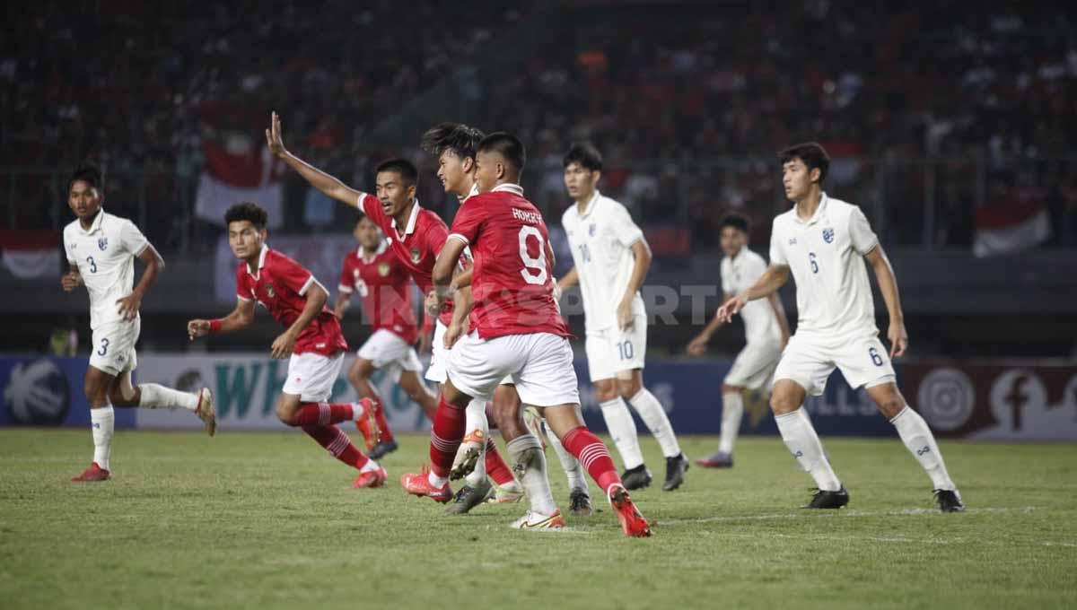 Pertandingan antara Timnas Indonesia U-19 vs Thailand dalam penyisihan Grup A Piala AFF U-19 di Stadion Patriot, Rabu (06/07/22) malam WIB. - INDOSPORT