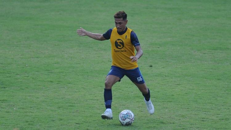 Pemain anyar Persib Bandung, Daisuke Sato, saat latihan perdana bersama tim di Stadion Persib, Jalan Ahmad Yani, Kota Bandung, Senin (04/07/22).