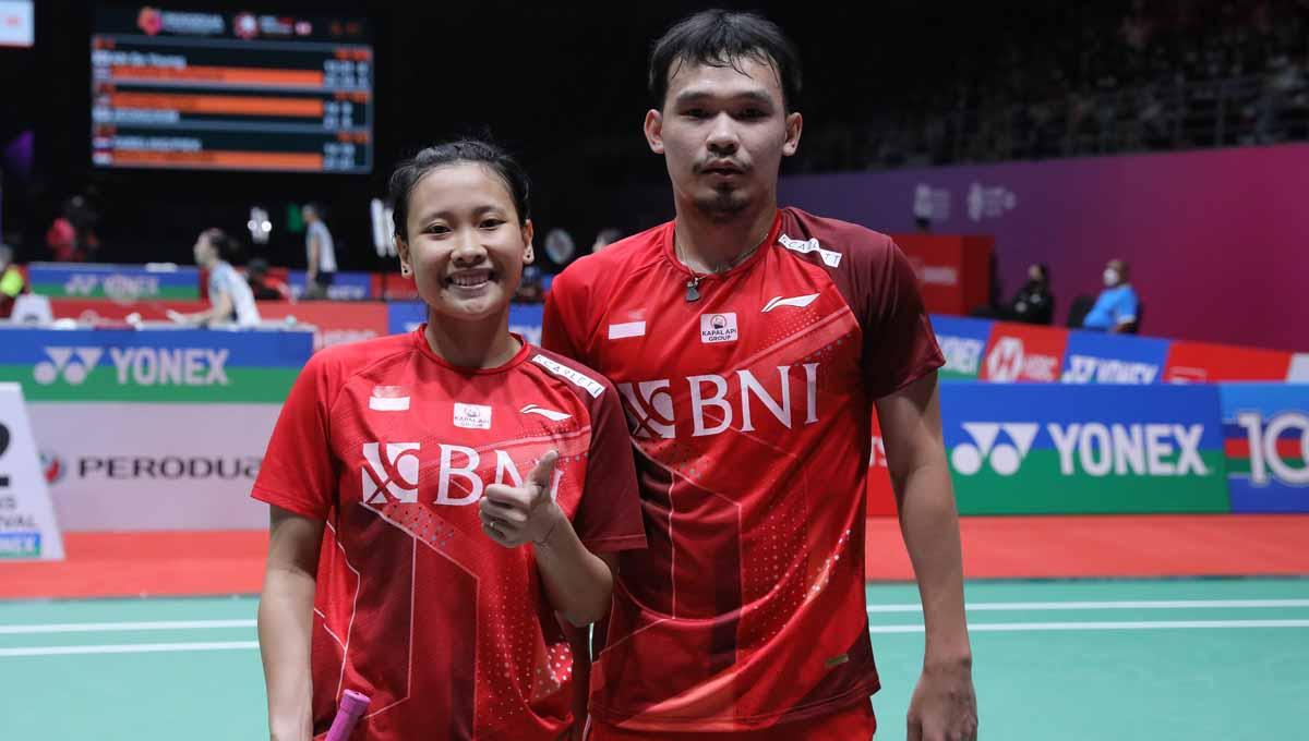 Pasangan ganda campuran Indonesia, Rinov Rivaldy/Pitha Haningtyas Mentari di Malaysia Open 2022. Pitha merupakan kekasih dari almarhum Syabda Perkasa. Foto: PBSI