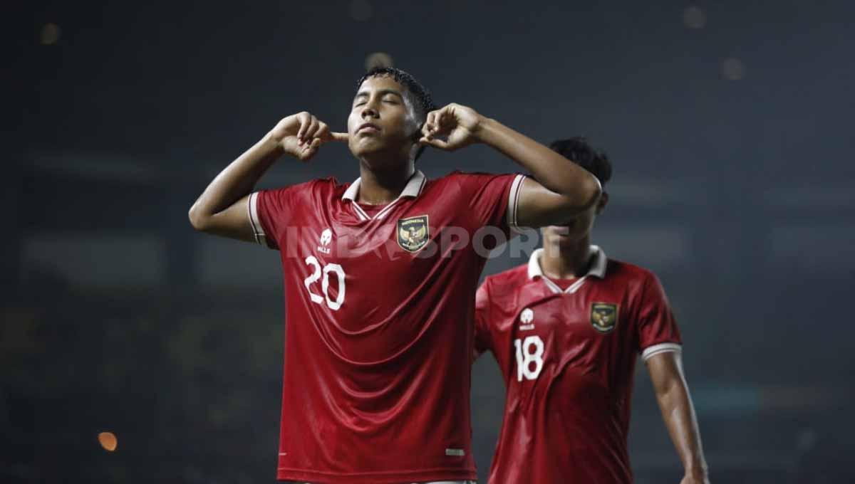 Selebrasi pemain Timnas Indonesia U-19, Razzaa Fachrezi usai mencetak ke gawang Filipina Piala AFF U-19 di Stadion Patriot, Jumat (08/07/22).