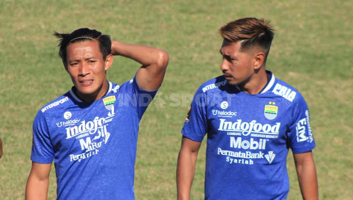 Pemain Persib, Henhen Herdiana dan Daisuke Sato di Stadion Persib, Jalan Ahmad Yani, Kota Bandung, Sabtu (09/07/22). - INDOSPORT