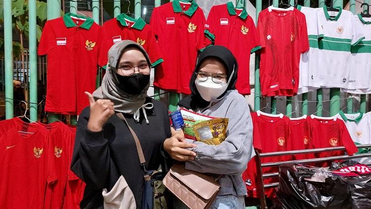 Intan dan Iqof memanfaatkan momen libur lebaran dengan mendukung timnas indonesia