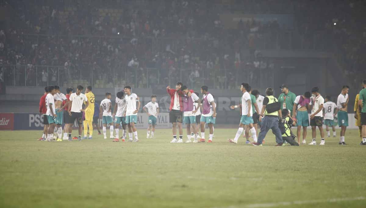 Kekecewaan para pemain Timnas Indonesia U-19 usai mengetahui mereka gagal lolos ke babak semifinal Piala AFF U-19 2022 di Stadion Patriot, Minggu (10/07/22).