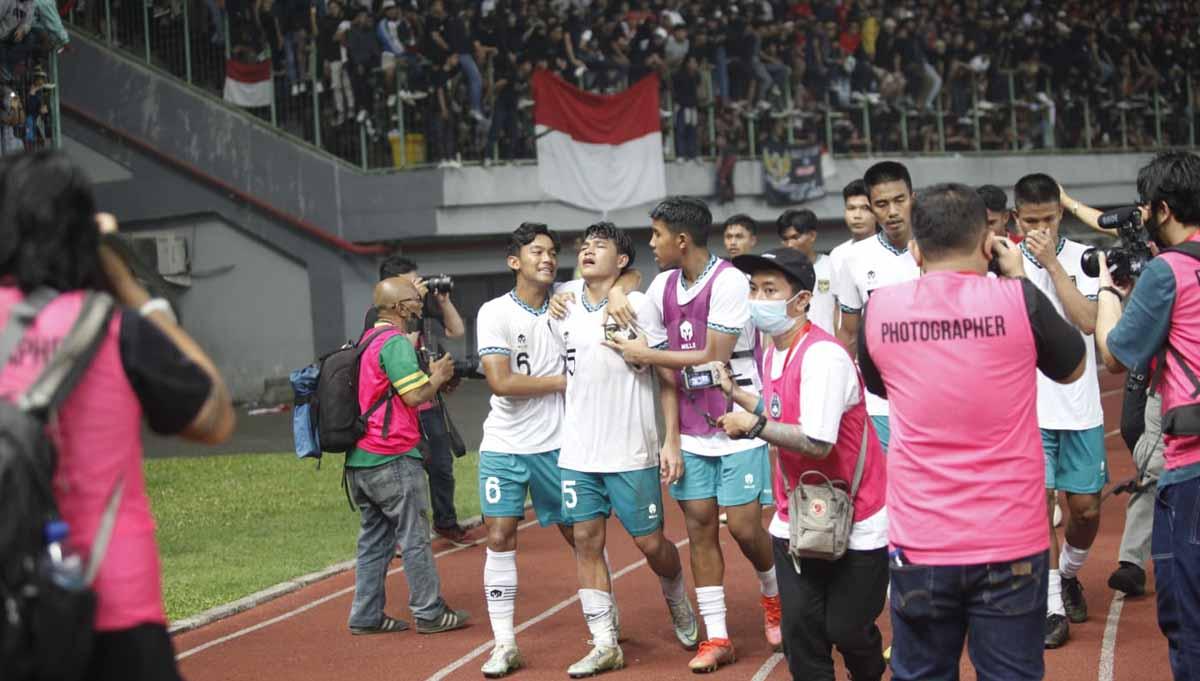 Para pemain Timnas Indonesia U-19 usai pertandingan melawan Myanmar U-19 di Stadion Patriot, Minggu (10/07/22).