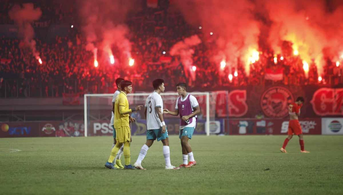 Suporter Ultras di tribun saat menyalakan flare pada pertandingan antara Timnas Indonesia U-19 vs Myanmar U-19 di Piala AFF U-19, Minggu (10/07/22).