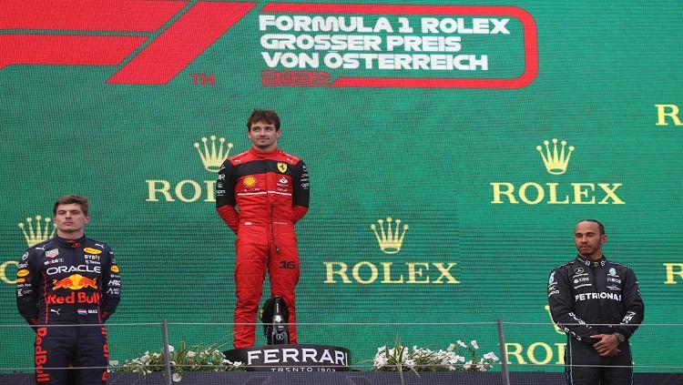 Charles Leclerc, Max Verstappen danLewis Hamilton berada di podium F1 GP Austria 2022 pada Minggu (10/07/22) malam WIB. REUTERS ketiga/Florion Goga - INDOSPORT