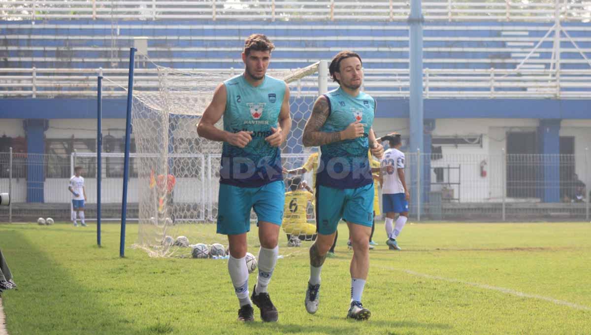 Bek Persib Bandung, Nick Kuipers (kiri), merasa optimistis timnya bisa mengamankan poin penuh pada pertandingan tandang Liga 1 2022/23 menghadapi Borneo FC. - INDOSPORT