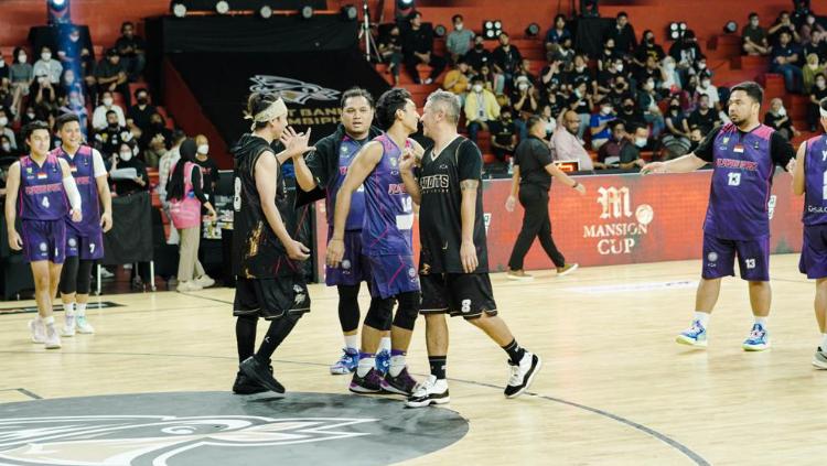 Celebrity Match Mansion Cup 2022 antara Rans PIK Basketball vs West Bandits yang diikuti Raffi Ahmad dan Gading Marten di GOR Soemantri Brodjonegoro, Jakarta, pada Minggu (10/07/22).