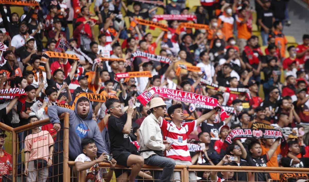 Suporter Persija Jakarta di Stadion Wibawa Mukti, Sabtu (16/07/22).