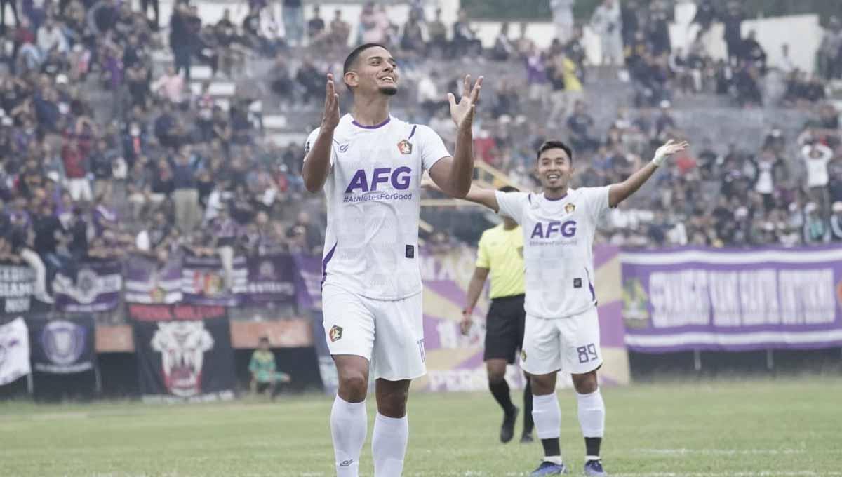 Selebrasi pemain Persik Kediri Renan Silva usai mencetak gol ke gawang Persis Solo. Foto: MO Persik - INDOSPORT