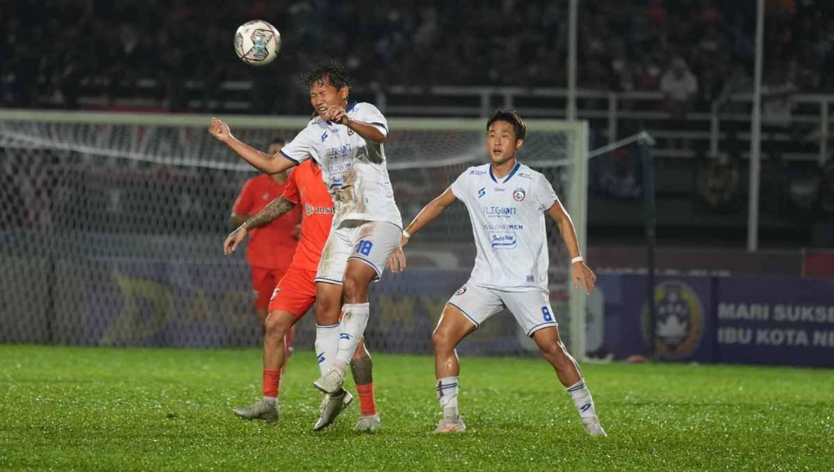 Viral tendangan 'kung fu' pemain Borneo FC, Agung Prasetyo di final Piala Presiden 2022, Aremania menyerbu akun Instagram milik wasit Fariq Hitaba. - INDOSPORT