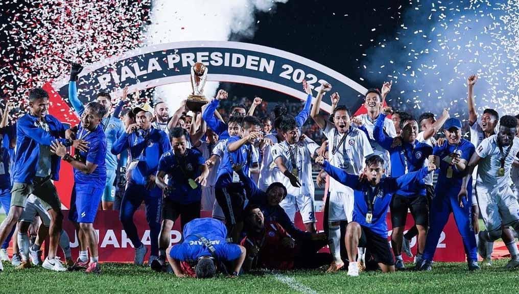 Akankah torehan prestasi juara Piala Presiden 2022 bakal menjadi 'kutukan' bagi Arema FC dalam mengarungi Liga 1 2022/23? Foto: Arema FC - INDOSPORT