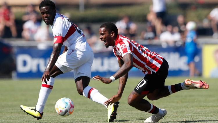 Penyerang Brentford, Ivan Toney (kanan), saat menjalani laga uji coba melawan Stuttgart (16/07/22). (Foto: REUTERS/Arnd Wiegmann)