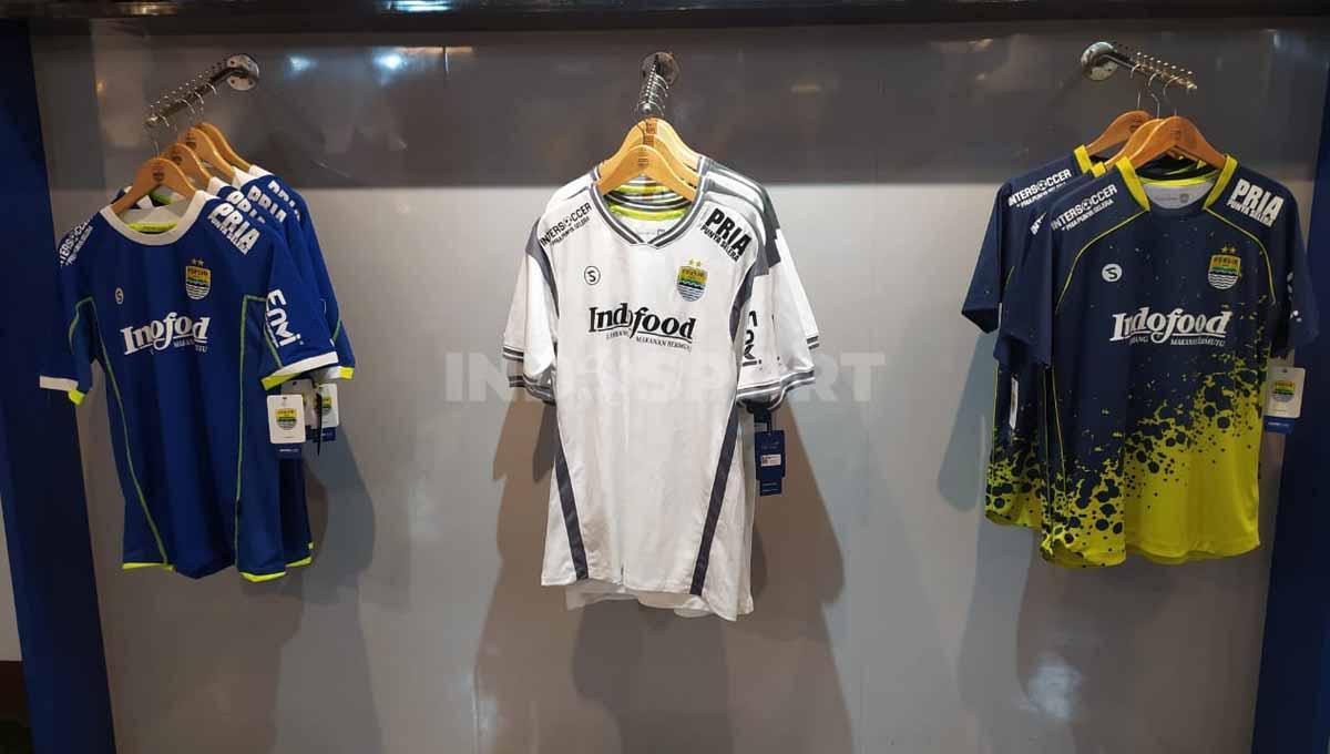 Jersey home, away dan alternatif Persib untuk musim 2022-2023.