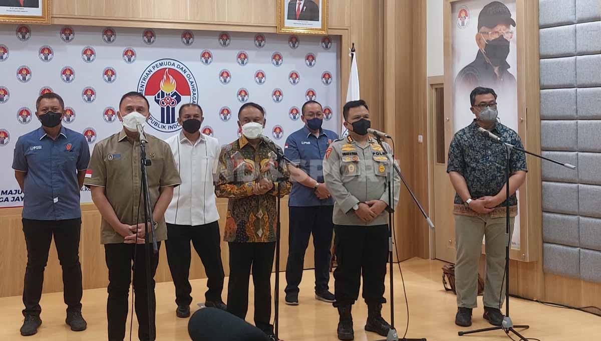 PT LIB, PSSI, Menpora dan Polri melakukan pertemuan untuk membahas kesiapan bergulirnya kompetisi Liga 1 2022/2023 di Kantor Kemenpora, Selasa (19/07/22). Foto: Zainal Hasan/INDOSPORT - INDOSPORT