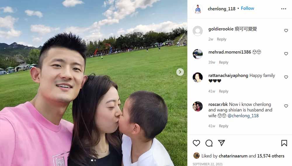 Sudah berusia 33 tahun, pebulutangkis tunggal putra China, Chen Long, makin bucin dengan istrinya, Wang Shixian. Potret keromantisannya langsung buat fans gemas