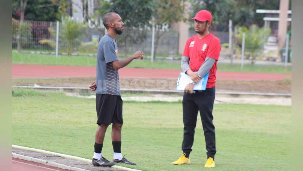 Mantan gelandang Timnas Indonesia, Muhammad Nur Iskandar berbincang dengan mantan pelatihnya di Sriwijaya FC, Nilmaizar. - INDOSPORT