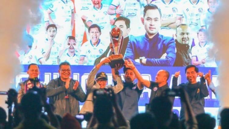 Arema FC dan Forkominda Malang angkat trofi Piala Presiden 2022. Foto: Ian Setiawan/INDOSPORT.