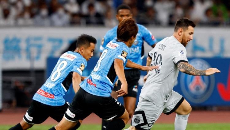 Lionel Messi dikawal dua pemain Kawasaki Frontale, Kento Tachibanada dan Chanathip Songkrasin. Foto: REUTERS/Kim Kyung-Hoon. - INDOSPORT