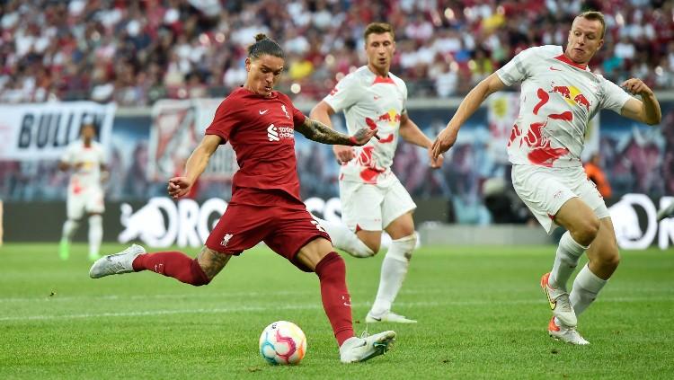 Darwin Nunez mencetak gol keduanya di laga pramusim RB Leipzig vs Liverpool (22/07/22). (Foto: REUTERS/Matthias Rietschel) - INDOSPORT