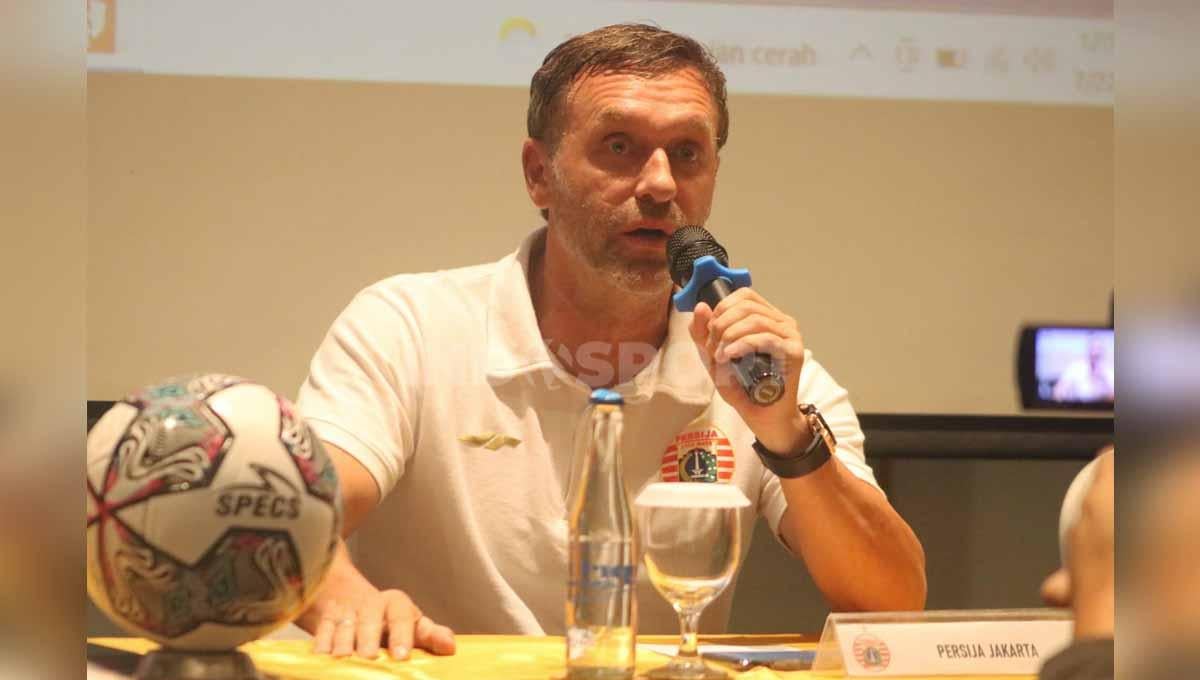 Pelatih Thomas Doll masih enggan memikirkan laga panas pekan ke-11 Liga 1 2023/2023 antara Persib Bandung melawan Persija Jakarta. - INDOSPORT