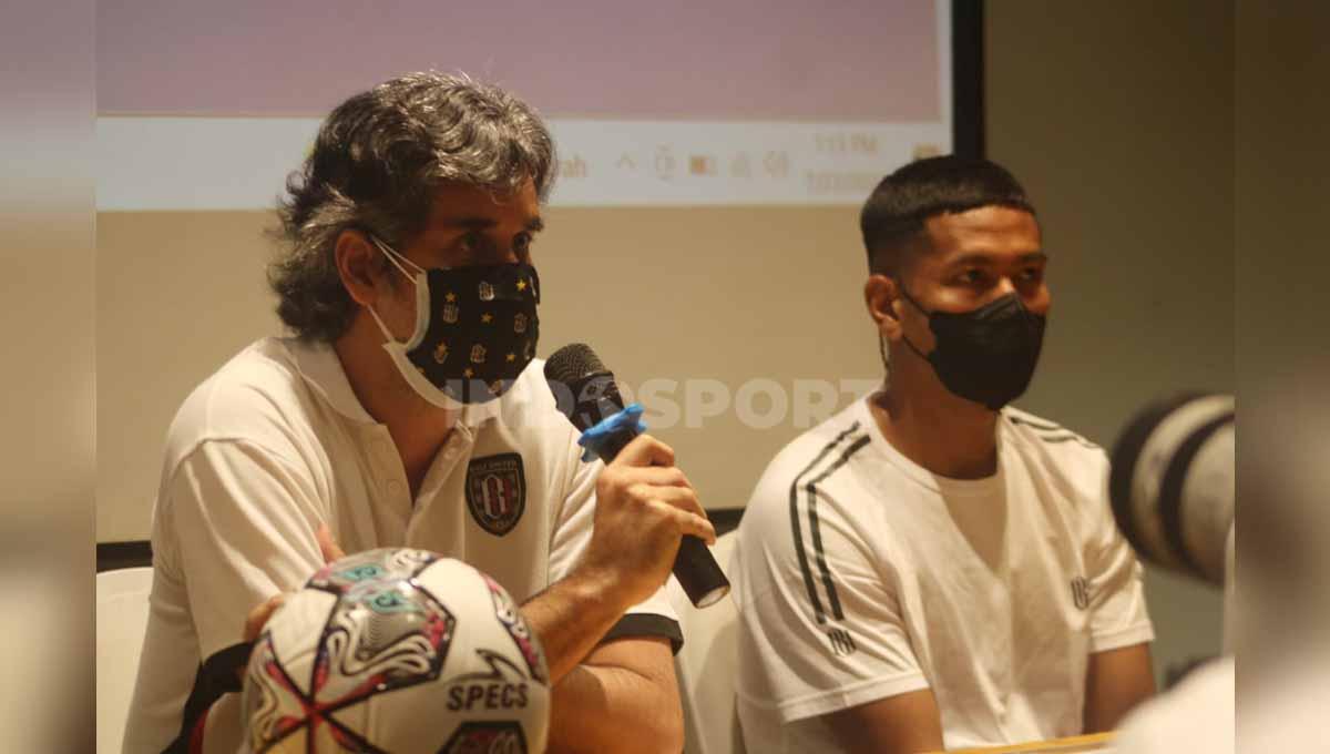 Pelatih Bali United, Stefano Cugurra bersama Jajang Mulyana di sesi jumpa pers Liga 1.