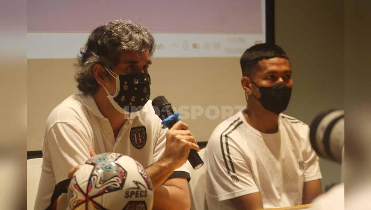 Pelatih Bali United, Stefano Cugurra bersama Jajang Mulyana. - INDOSPORT