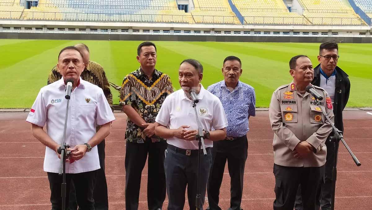 Menteri Pemuda dan Olahraga (Menpora), Zainudin Amali (tengah) bersama Ketua Umum PSSI, Mochamad Iriawan (kiri) meninjau Stadion Gelora Bandung Lautan Api (GBLA), Kota Bandung, Jumat (22/07/22), jelang Kick-off Liga 1 2022-2023.