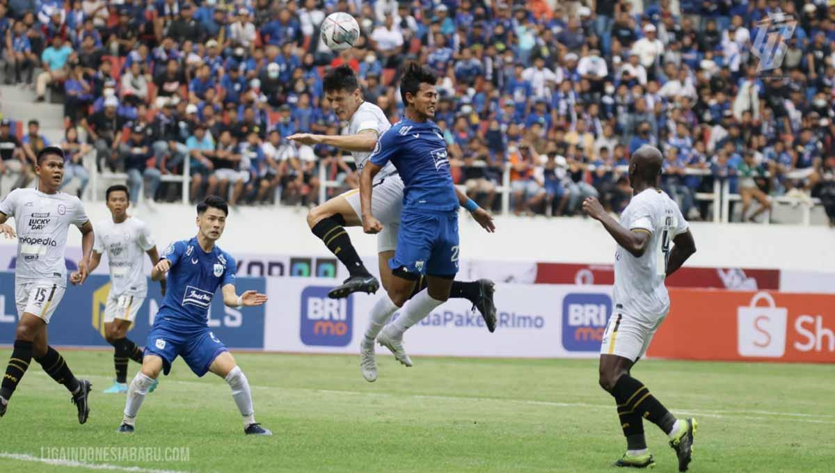 Kepergok 'diving' di laga pekan ketiga Liga 1 2022, saat PSIS Semarang menjamu Barito Putera, Taisei Marukawa akhirnya jadi bulan-bulanan. Foto: ligaindonesiabaru