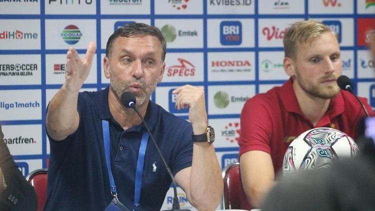 Pelatih Persija Jakarta, Thomas Doll (kiri) didampingi Hanno Behrens. Thomas Doll baru-baru ini memprotes kebijakan TC Timnas Indonesia U-20 dan mengkritik Shin Tae-yong.