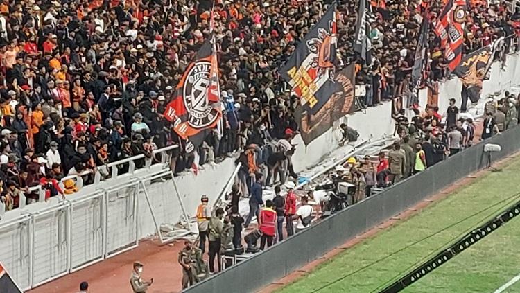 Fakta baru terkait jebolnya tembok pembatas Stadion Jakarta International Stadium terungkap setelah seorang netizen mengunggah foto di balik insiden tersebut.