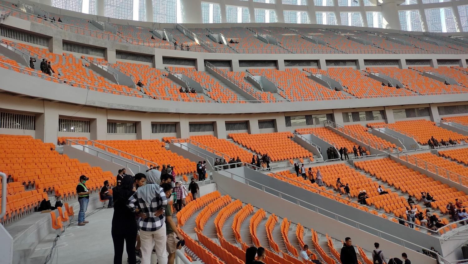Lapangan di Jakarta International Stadium (JIS) berukuran 105 x 68 meter dengan permukaan lapangan menggunakan rumput hibrida.