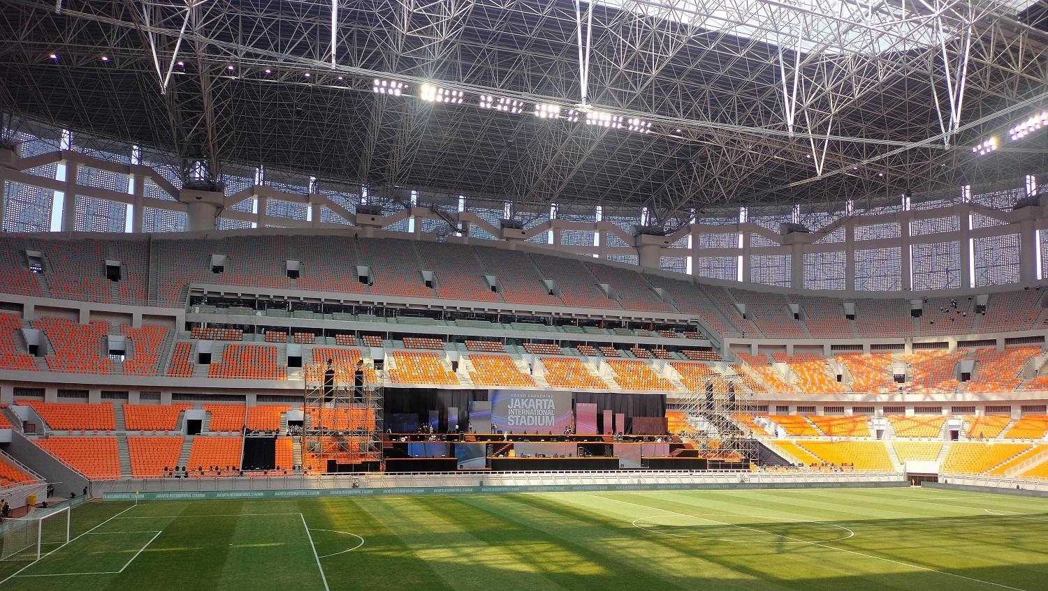 Lapangan di Jakarta International Stadium (JIS) berukuran 105 x 68 meter dengan permukaan lapangan menggunakan rumput hibrida.