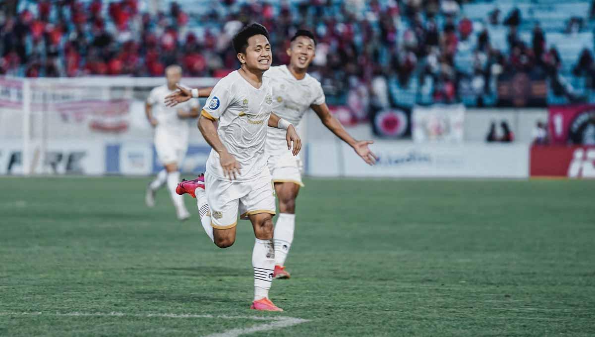 Selebrasi pemain Dewa United, Natanael Siringoringo usai membobol gawang Persis Solo di Liga 1, Senin (25/07/22). Foto: Dewa United