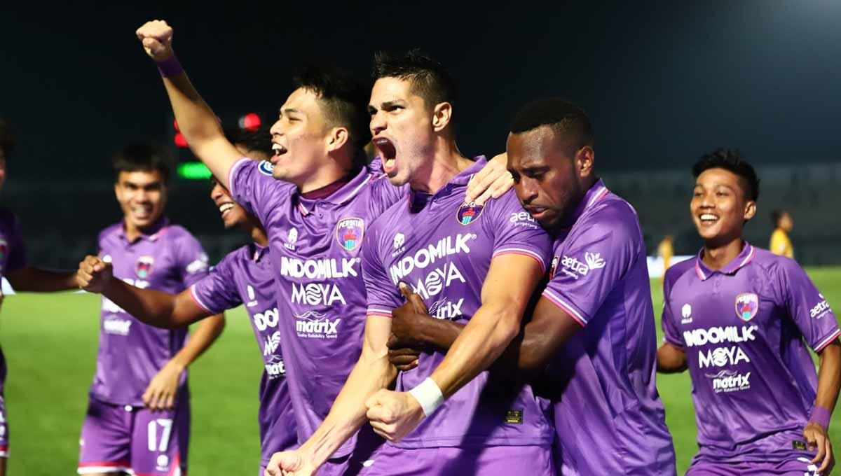 Selebrasi pemain Persita Tangerang usai mencetak ke gawang Persik Kediri di BRI Liga 1 2022, Senin (25/07/22). Foto: Persita Tangerang