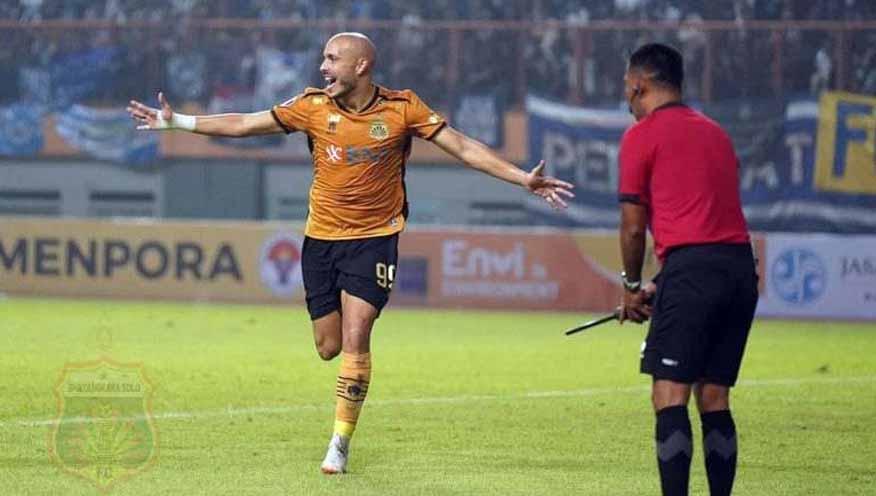 Striker Bhayangkara FC, Youssef Ezzejjari usai mencetak gol ke gawang Persebaya pada laga Liga 1 di Stadion Wibawa Mukti, Minggu (24/07/22).