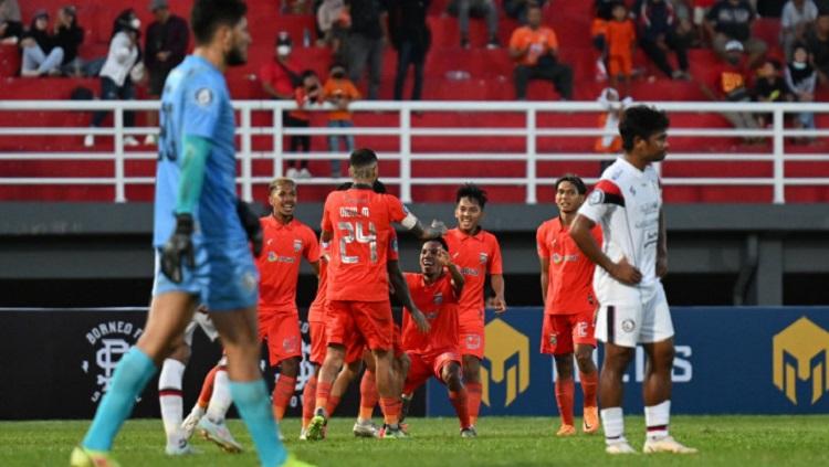 Para pemain Borneo FC merayakan gol ke gawang Arema FC dalam pertandingan Liga 1 2022-2023.