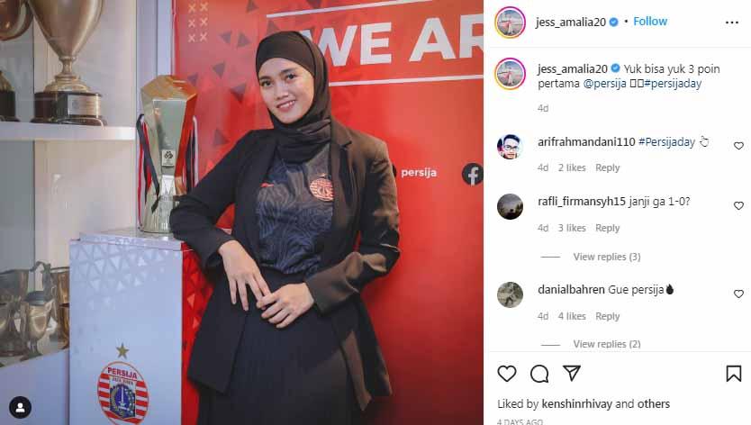 Penampilan fans Persija Jakarta Jess Amalia saat kenakan hijab. Foto: Instagram@jess_amalia20