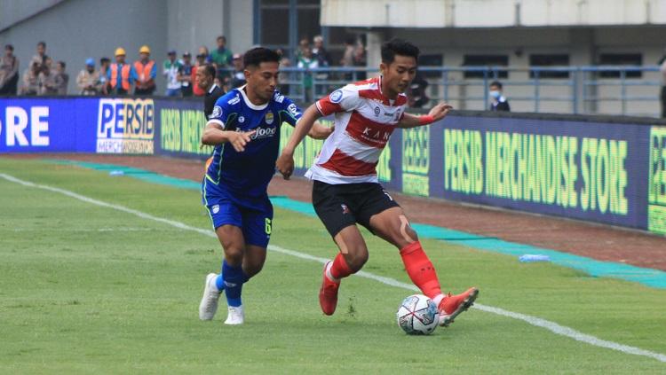 Persib Bandung saat menghadapi Madura United, pada pertandingan kandang Liga 1 2022-2023 di Stadion Gelora Bandung Lautan Api (GBLA), Kota Bandung, Sabtu (30/07/22). Foto: Arif Rahman/INDOSPORT - INDOSPORT