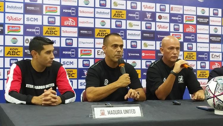 Pelatih Madura United, Fabio Lefundes (tengah) bersama pemainnya Esteban Vizcarra saat konferensi pers usai menghadapi laga. (Foto: Arif Rahman/INDOSPORT))