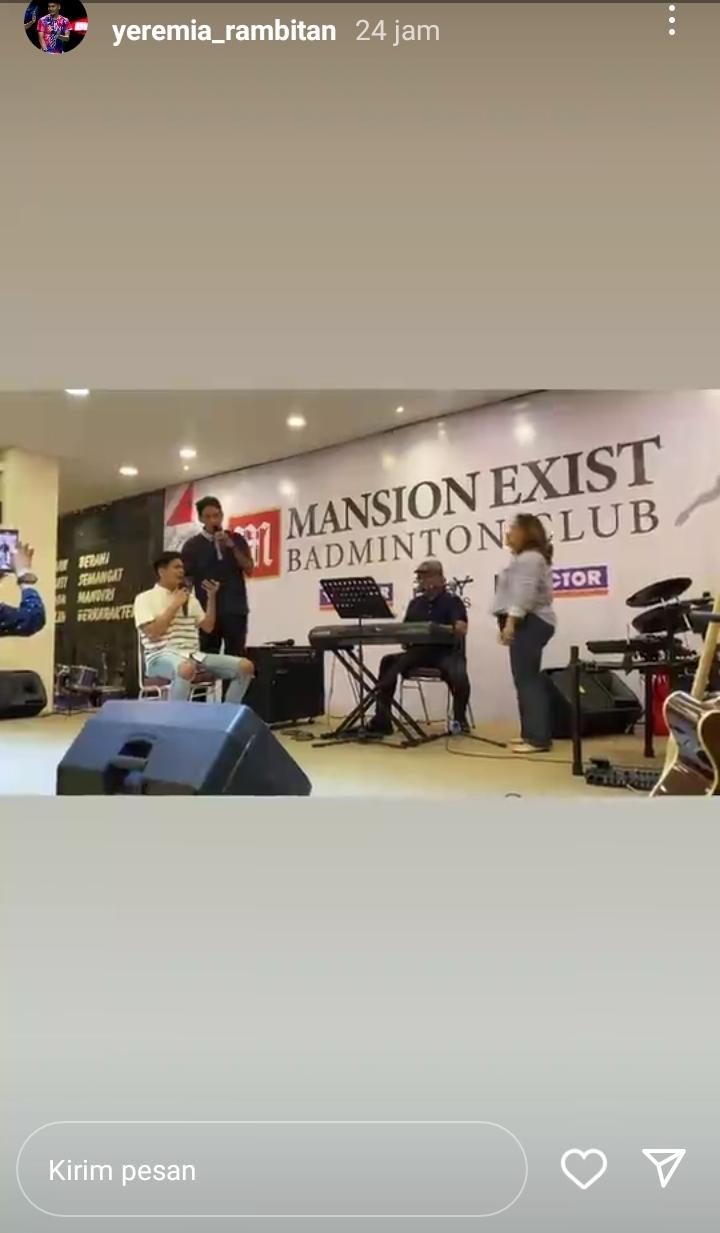 Sedang penyembuhan cedera, Yeremia Rambitan pamer aksi jadi vocalis band Copyright: Instagram Story @yeremia_rambitan