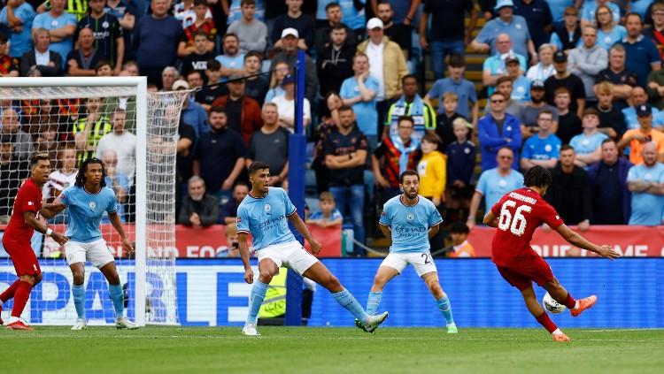 Proses gol Trent Alexander-Arnold di laga Liverpool vs Manchester City (30/07/22). (Foto: Reuters/Andrew Boyers) - INDOSPORT