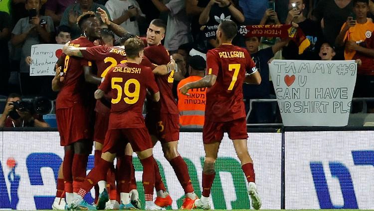 Indosport - Selebrasi para pemain AS Roma usai mencetak gol ke gawang Tottenham Hotspur (31/07/22). (Foto: REUTERS/Ammar Awad)